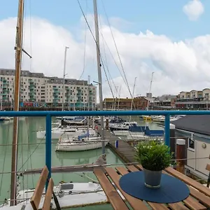 Apartment On The Water With Free Parking - By My Getaways, Brighton